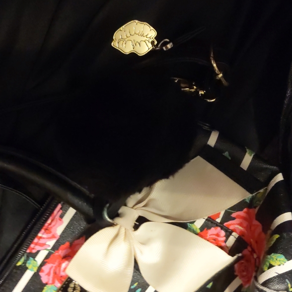 Betsey Johnson Pink & Black Rose Pattern Pop Punk Y2K Purse Black Fuzzy Pom Pom - Picture 12 of 17